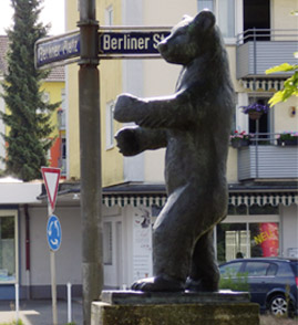 foto berliner platz mit bärenfigur